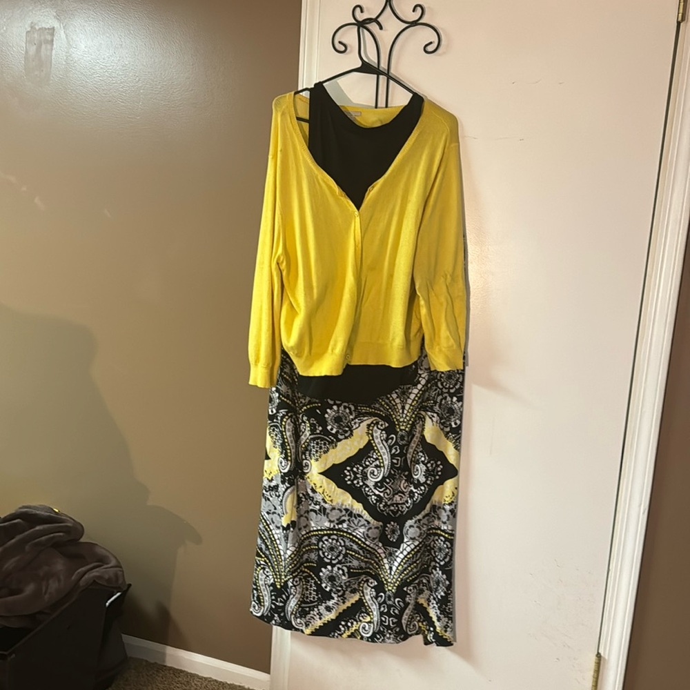 Black and yellow long skirt.